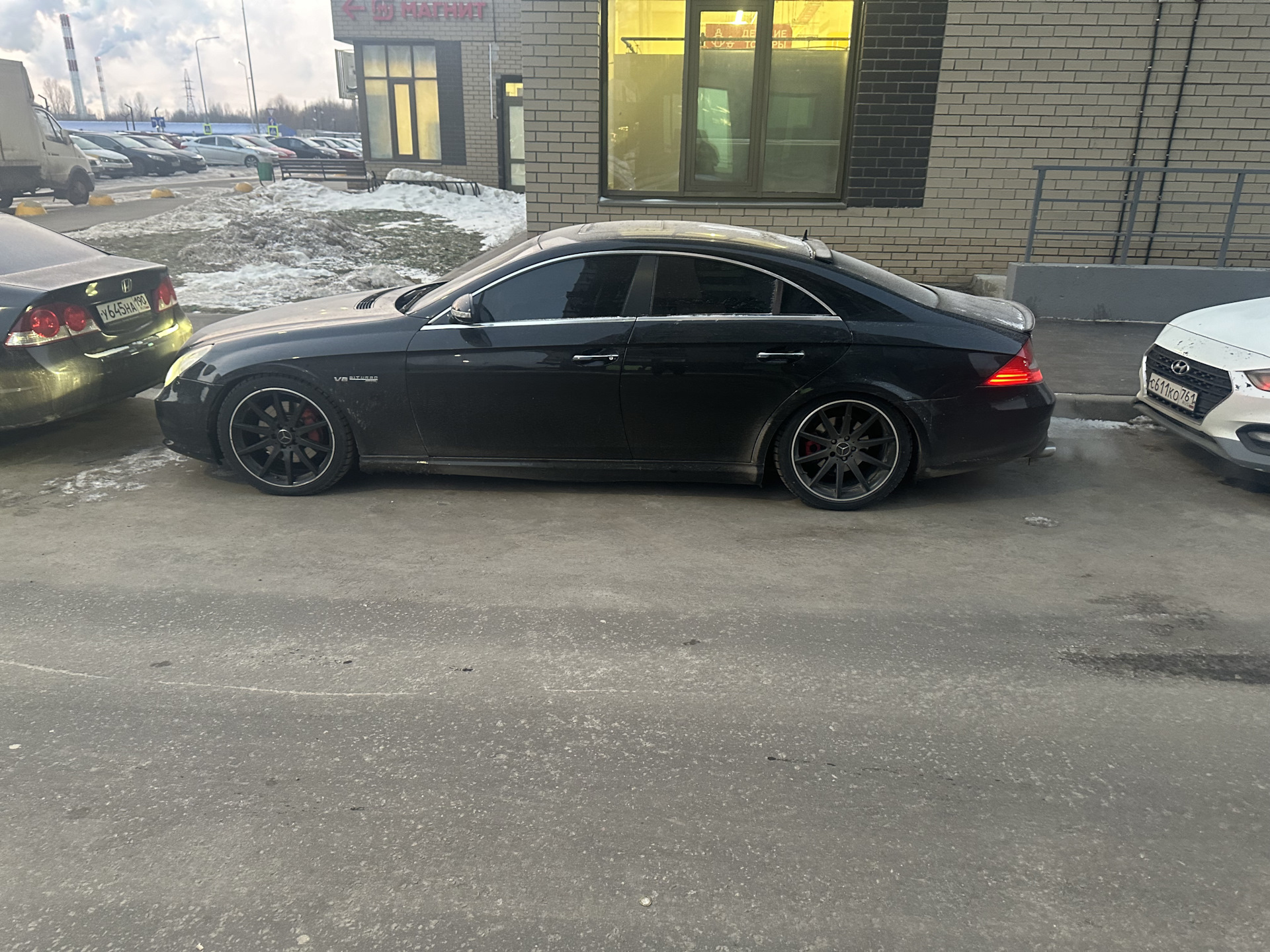 Мерседес 220 упавшая пневма. Мерседес упала пневма. Мерседес w220 на пневме. 220 мерседес на упавшей пневме. W220 без пневмы.