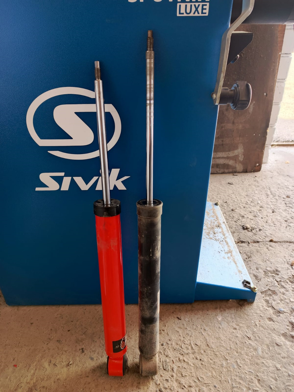 Амортизатор и вправду с занижением от стока. Шток короче. — Lada Vesta (1G)