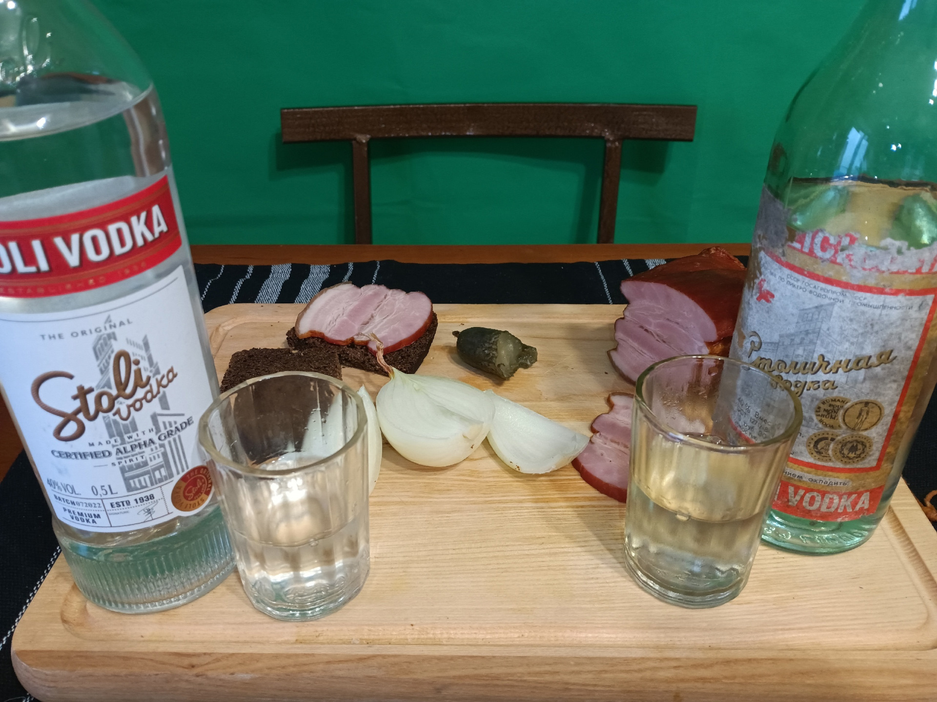 Играть на рюмка водки на столе