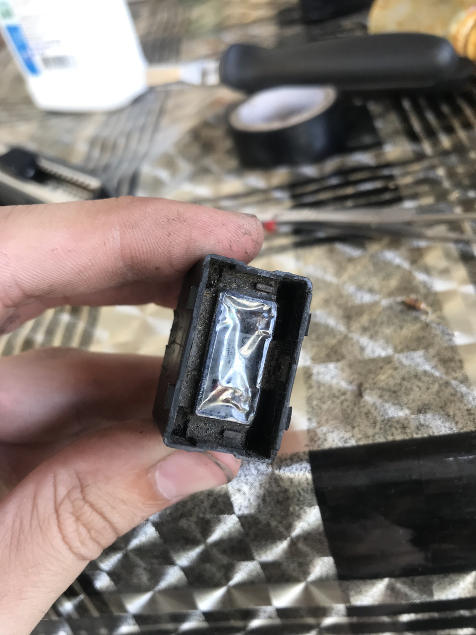 Вон сколько внутри пыли за года скопилось. Вычищал всё зубной щеткой — Audi 100 (C4)