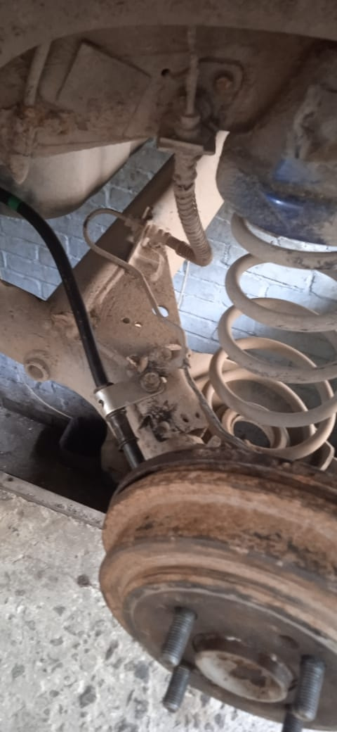 Замена колодок барабанных тормозов и тросов ручника . — Hyundai Getz, 1 ...