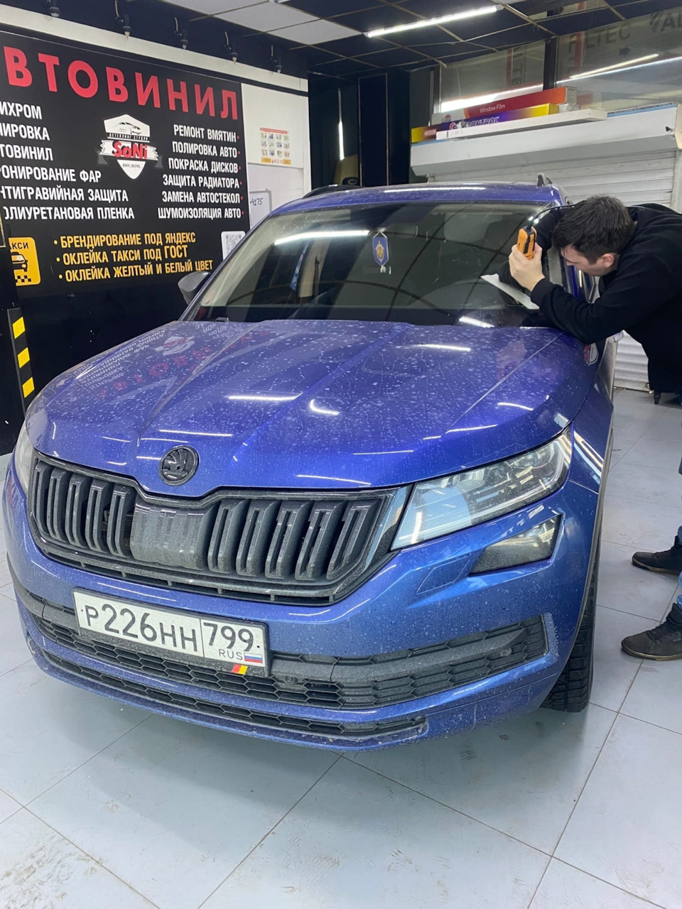 Трещина на лобовом с пленочным подогревом :( — Skoda Kodiaq, 2 л, 2019 года  | другое | DRIVE2