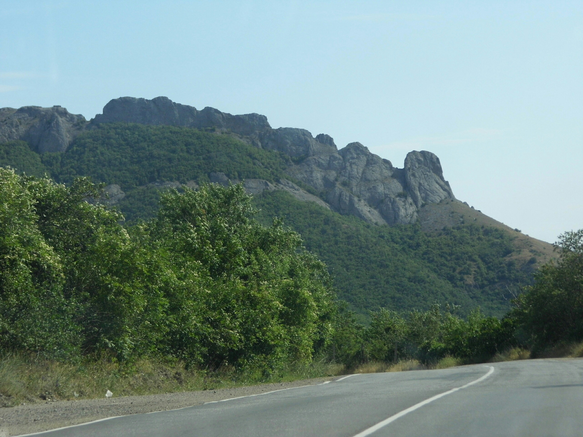 Новгород крым. Дорога по Южному берегу Крыма. Дорога ЮБК фото. Памятник у дороги на маршруте :Судак-Лесное..