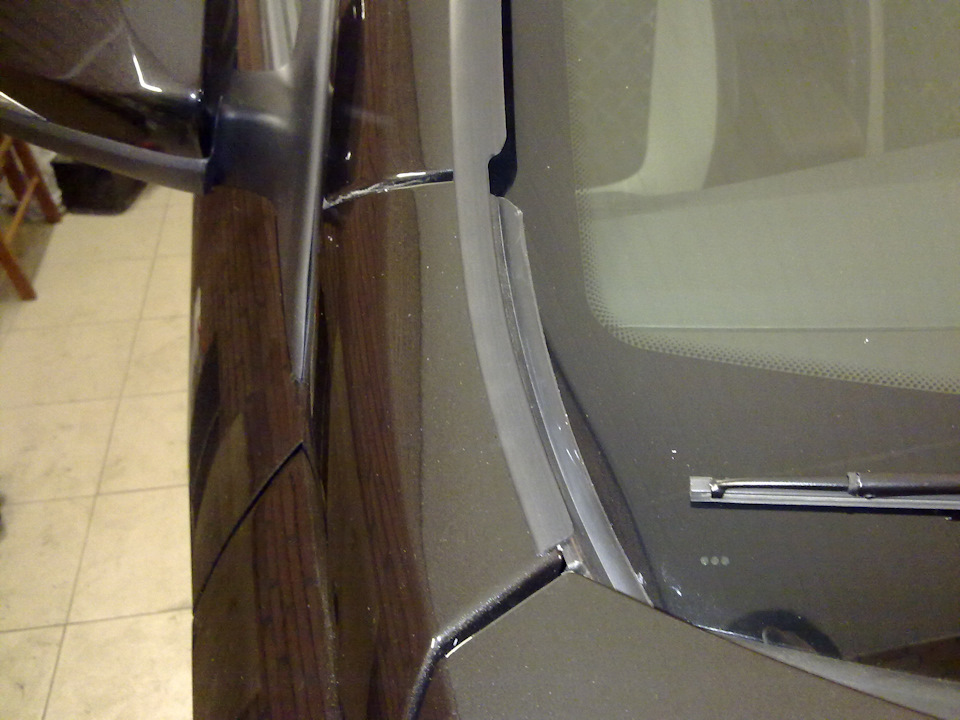 В нижней части надо отступить от кромки капота. Чтобы, при открывании, капот не цеплял за дефлектор. — Lada Vesta SW Cross (1G)