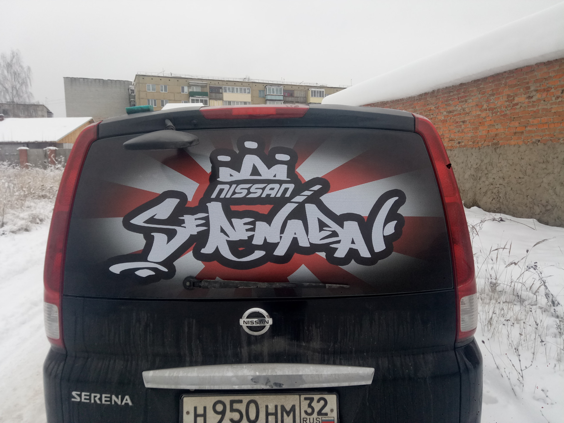 Наклейка ниссан. Наклейки на Ниссан Серена с24. Наклейка Nissan Serena. Заднее стекло Ниссан Серена с23. Наклейка Ниссан на стекло.