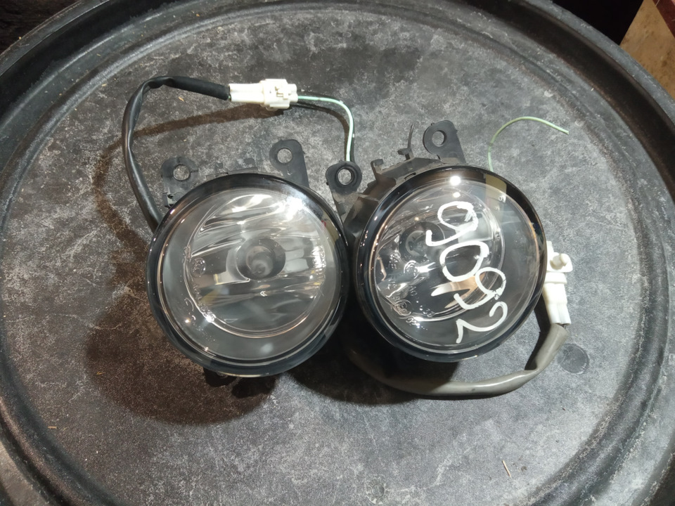 Да, купил вторую противотуманную фару, абсолютно идентичную) Вид у них конечно был на три с минусом, но руки не из попки, а посему это поправимо. — Mazda AZ-Wagon