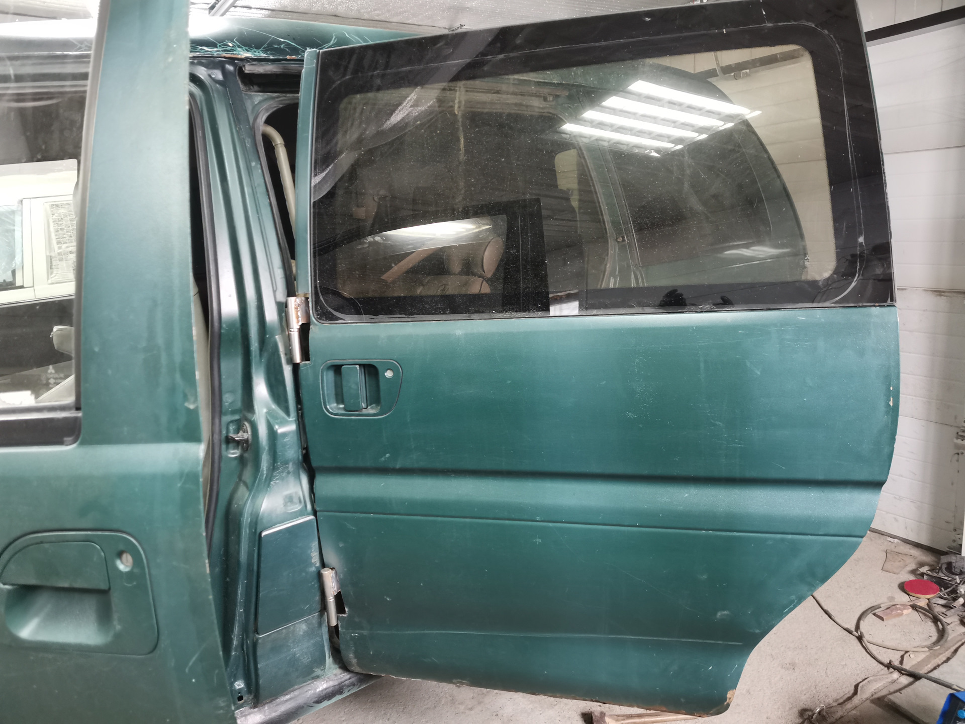 Ford с задними распашными дверьми. Бокс на заднюю дверь. Велобагажник vw t5 t6. Задние распашные двери. Задняя дверь форд транзит 2013.