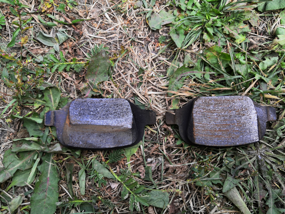 Залез значит направляющие задних тормозов помазать…и проверил износ ...