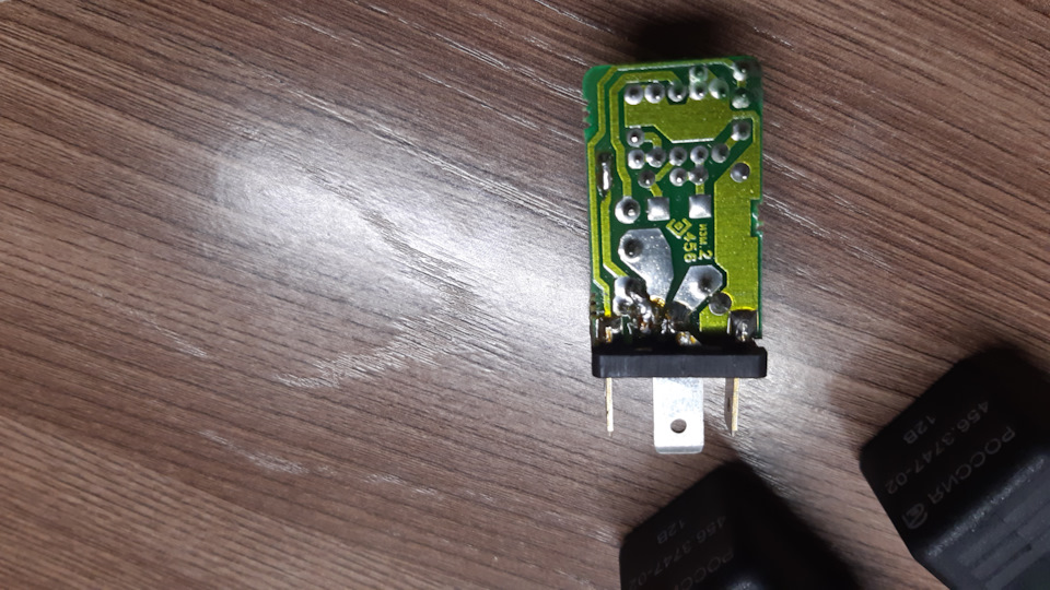 Разобрал Уазовское реле чтоб сделать перемычку между контактами 15 и 30 т.к. я не стал вести отдельный провод АСС. — Lada Vesta SW (1G). Запчасти на фото: 456374702