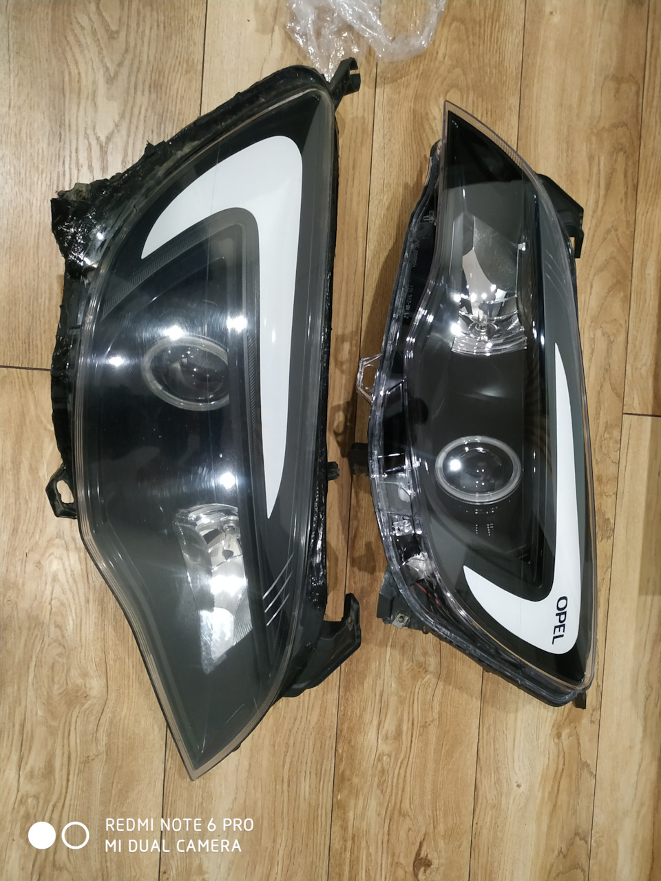 Для сравнения. С права с новым стеклом, с лева родное — Opel Astra J