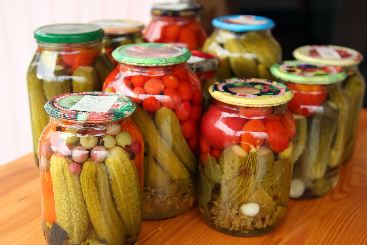 погреб с консервацией. хранение солений в старом холодильнике. овощная консервация. подвал для хранения овощей. домашние заготовки на зиму хранение.