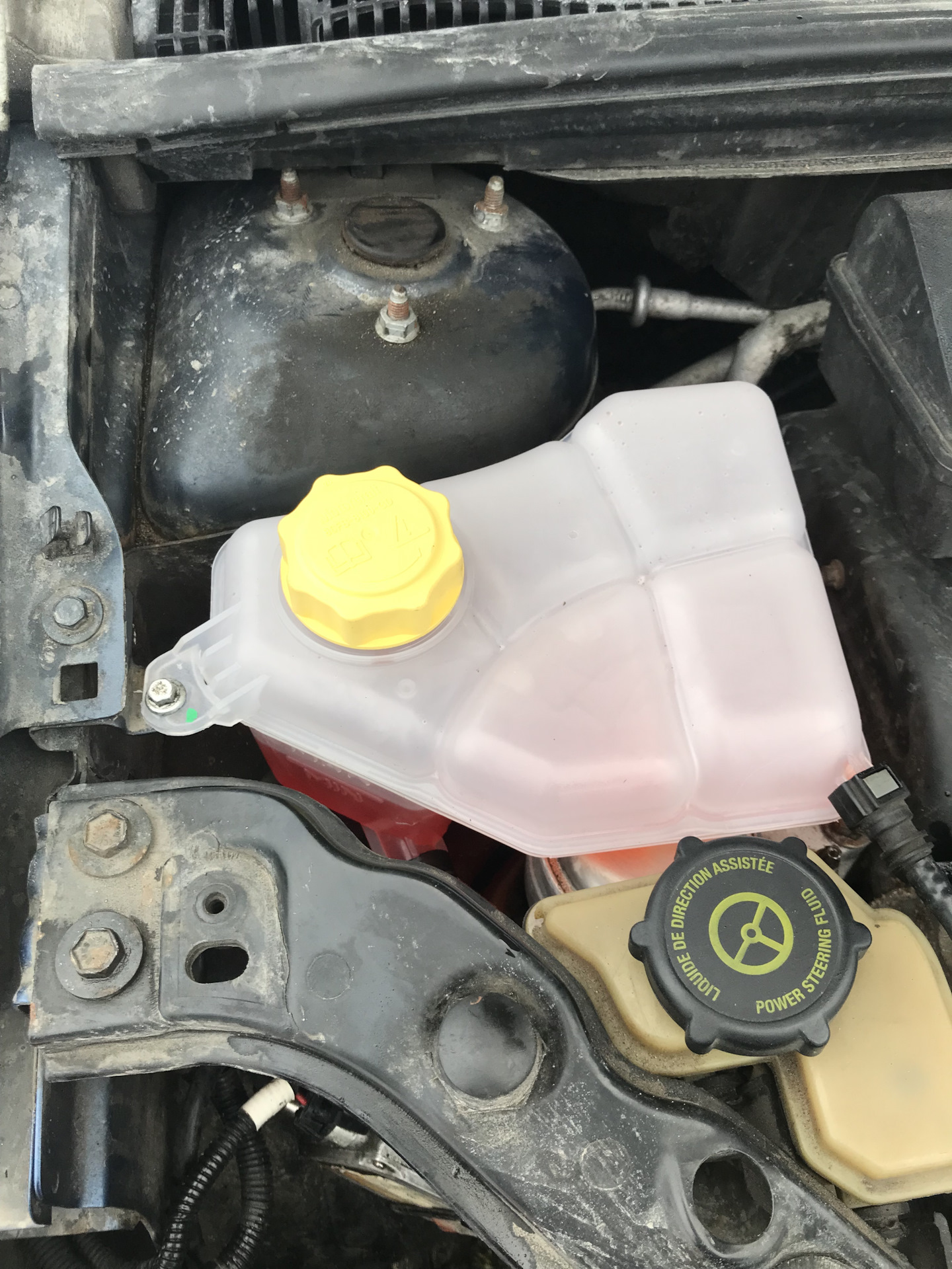 Бачек ОЖ, АКБ, активатор двери багажника — Ford Fiesta (Mk V), 1,6 л ...