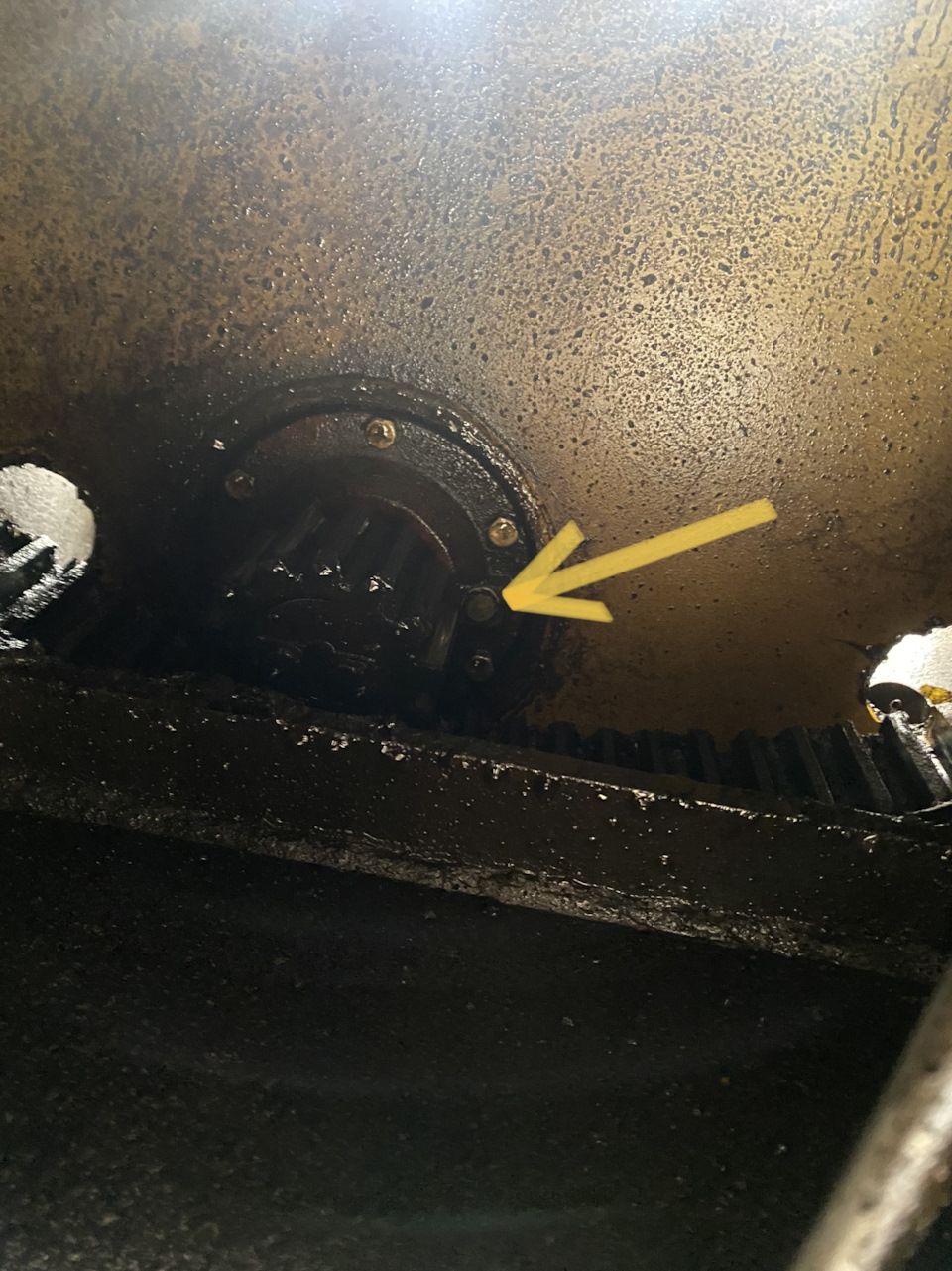 Замена масла в поворотном редукторе кс 35714-35715 — Урал 5557, 9,9 л ...