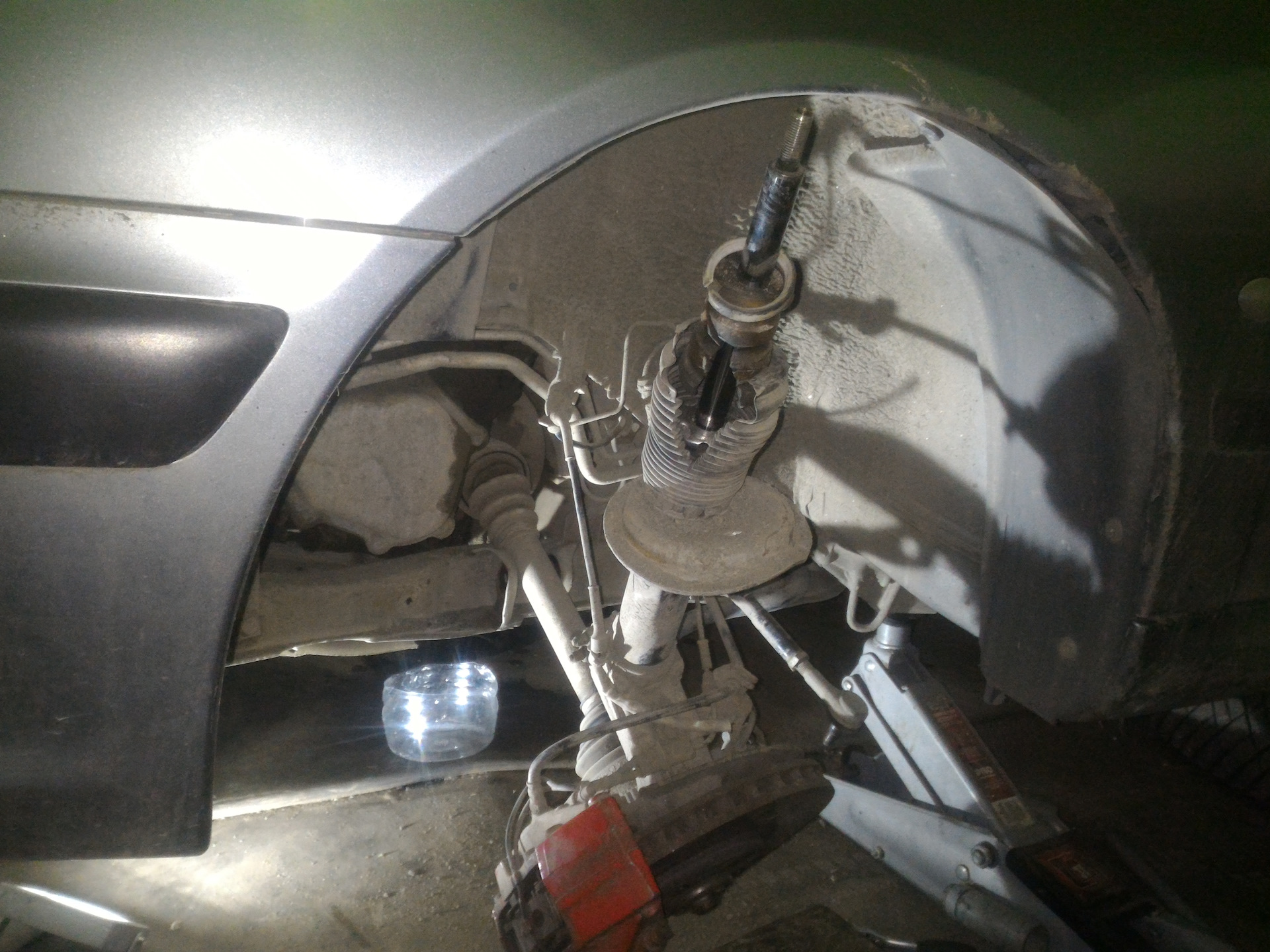 Отбойники и пыльники передних амортизаторов. Замена. — Peugeot 607, 3 л ...