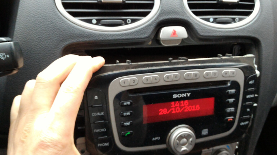 Снятие Штатной магнитолы (SONY) — Ford Focus II Sedan, 1,6 л, 2008 года ...