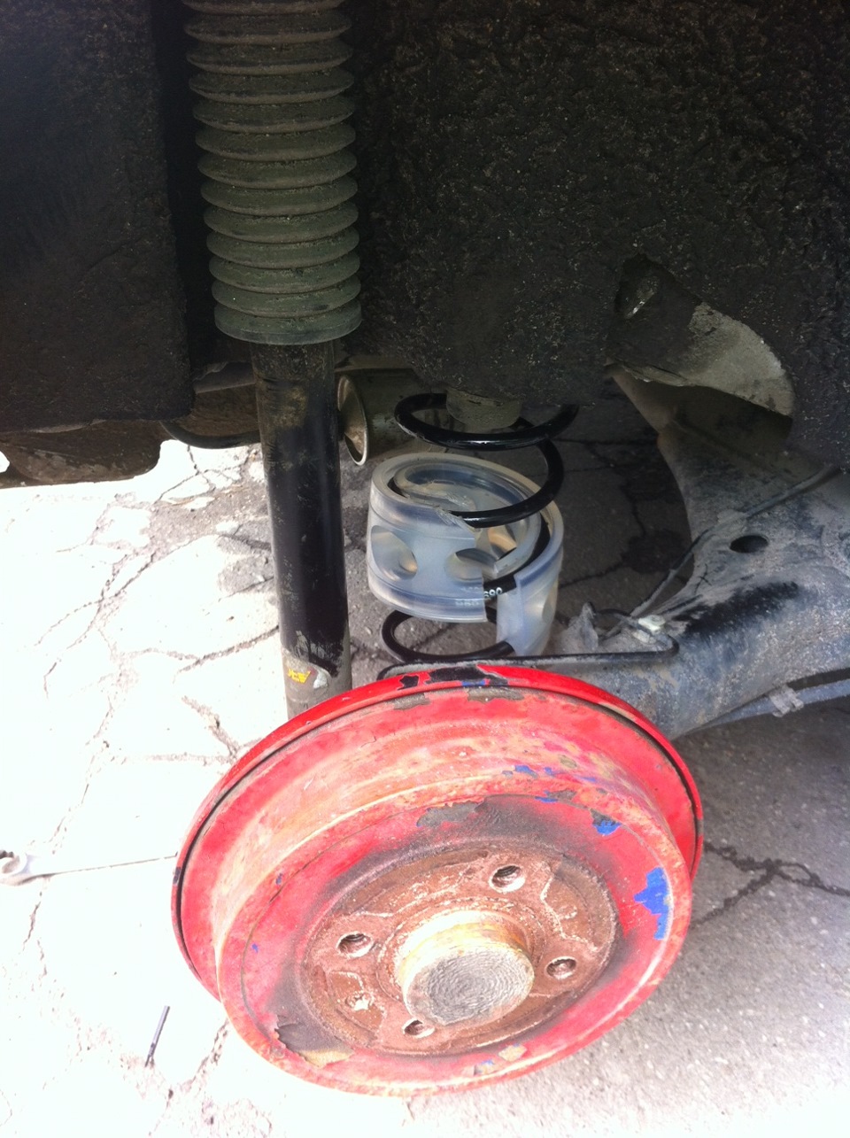 Установка межвитковых демпферных проставок задних пружин. — Volkswagen ...