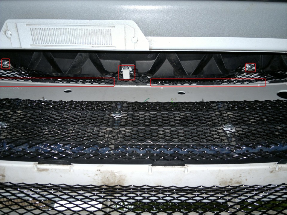 Защита радиатора киа рио 4. Сетка в бампер для защиты радиатора. Сетка в бампер для защиты радиатора. Сетка в решетку радиатора r10. Решетка радиатора тойота хайлюкс.