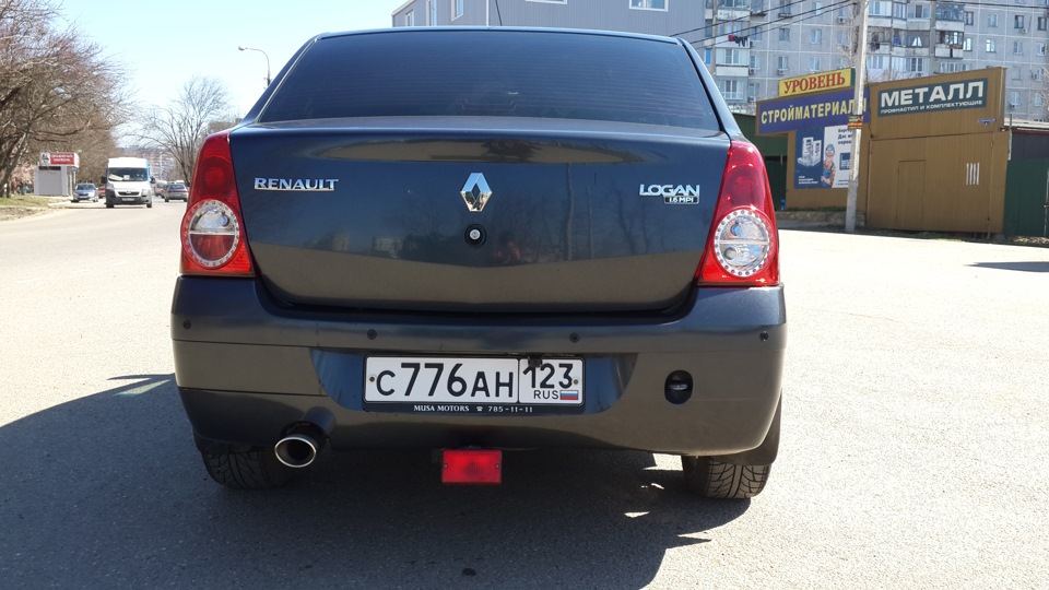 Renault logan задний. Логан 1 сзади. Renault Logan 1 сзади.