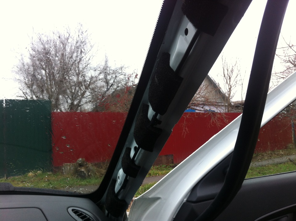 "Убиты" сверчки в передних стойках — Lada Приора хэтчбек, 1,6 л, 2014 ...