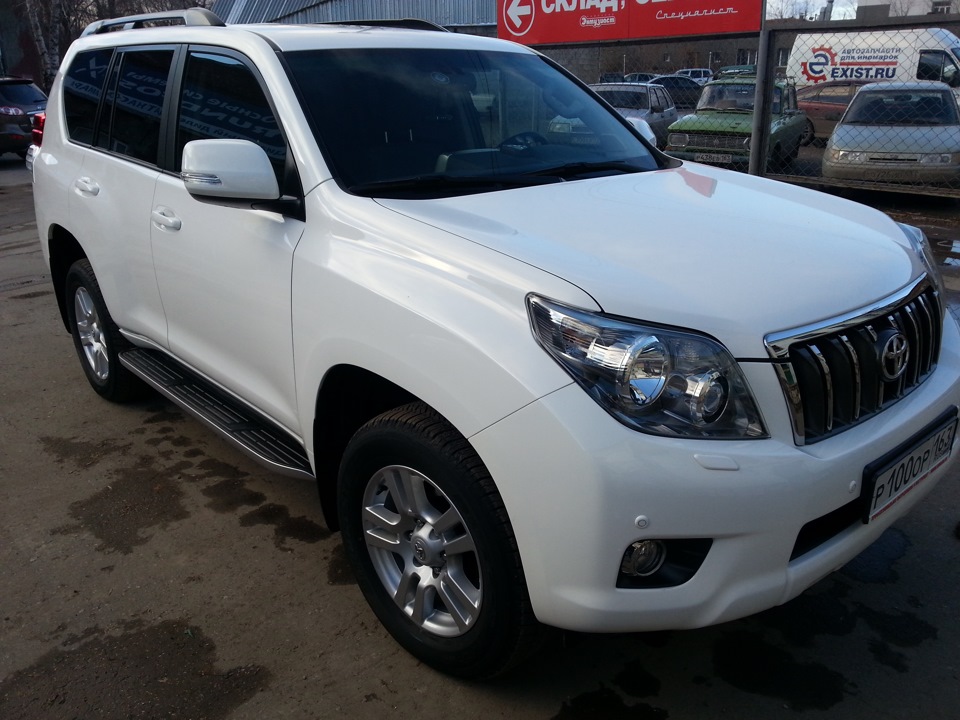 Тойота прадо авито. Toyota Land Cruiser Prado 3.0. Prado 2012 белый. Тойота Прадо 150 3.0 белая тонированная. Крузер Прадо белый 2012.