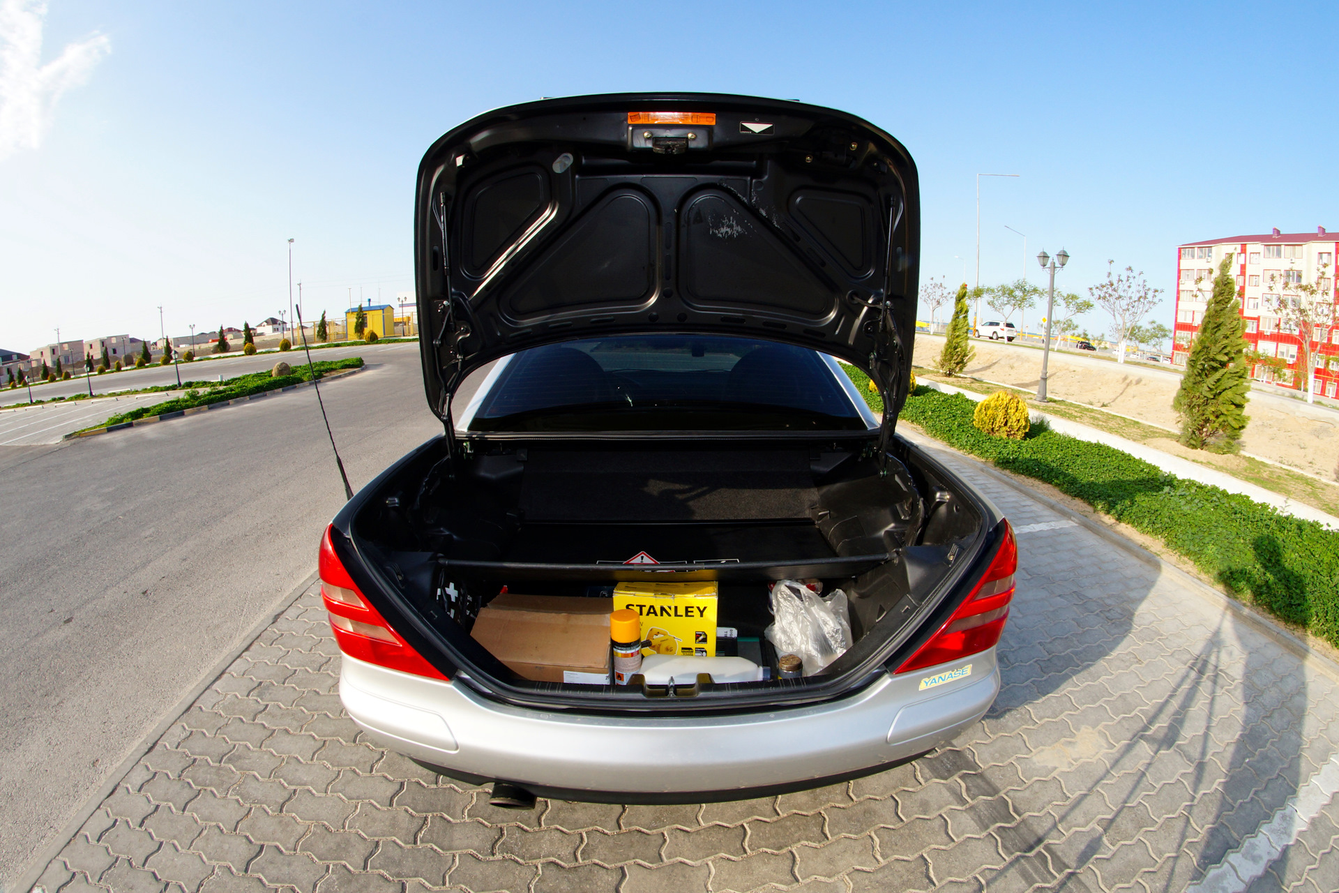 Отсек машины. Mercedes-Benz SLK багажник. Мерседес SLK багажник. Мерседес Бенц с 500 багажник. Багажник SL r230.