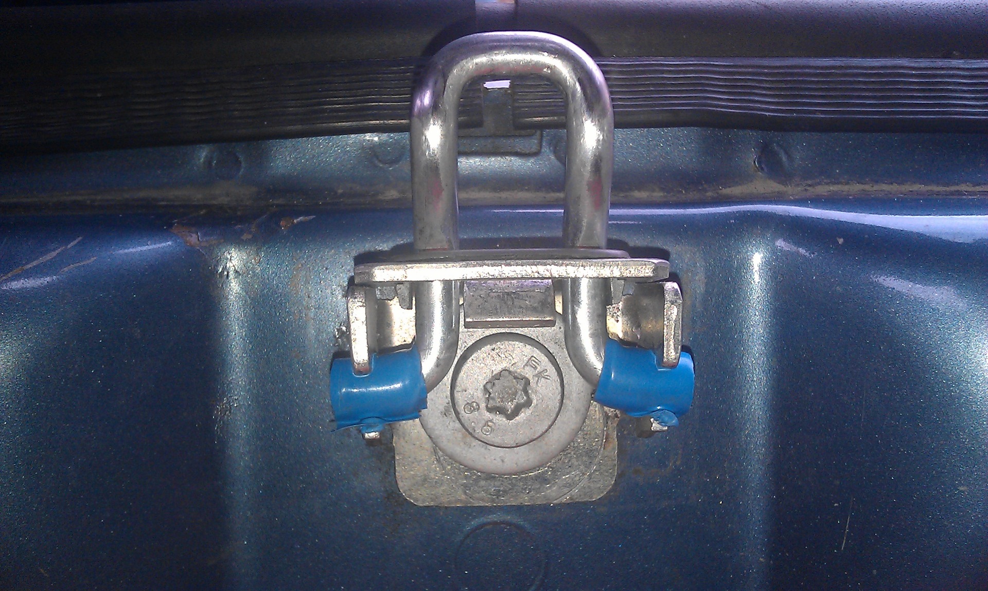 Не закрывается багажник рено логан с центрального замка в чем причина