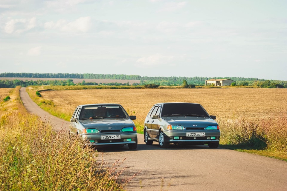 Два автомобиля одинаковой. Два одинаковых авто рядом. Две Лады рядом. Фото двух одинаковых машин. Две одинаковых ВАЗ.