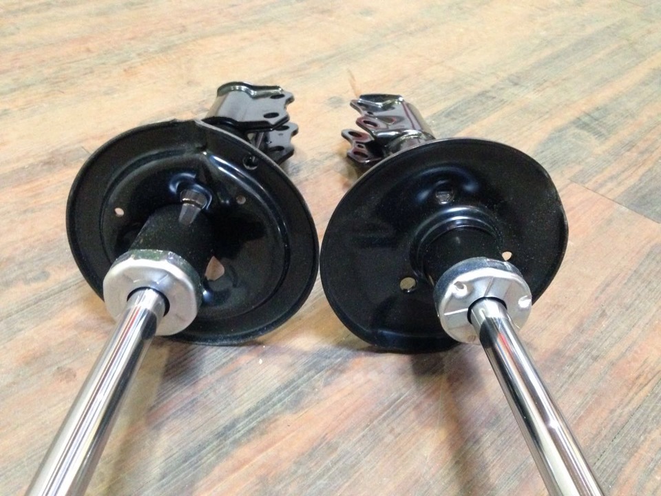 Слева стойка от Toyota Allion, справа от Toyota Corolla — Toyota Allion (T260)