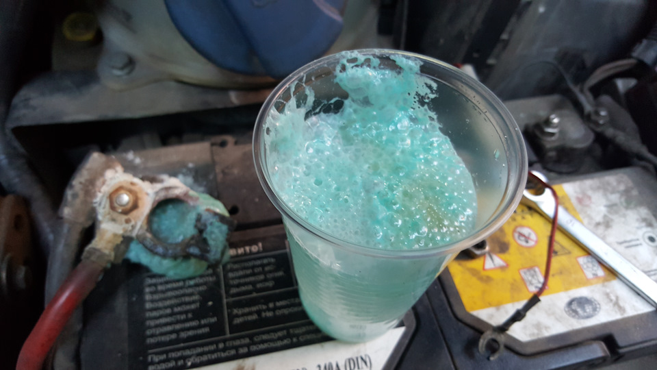 Устранение шубы окислов на клемме аккумулятора — Volkswagen Sharan (1G ...