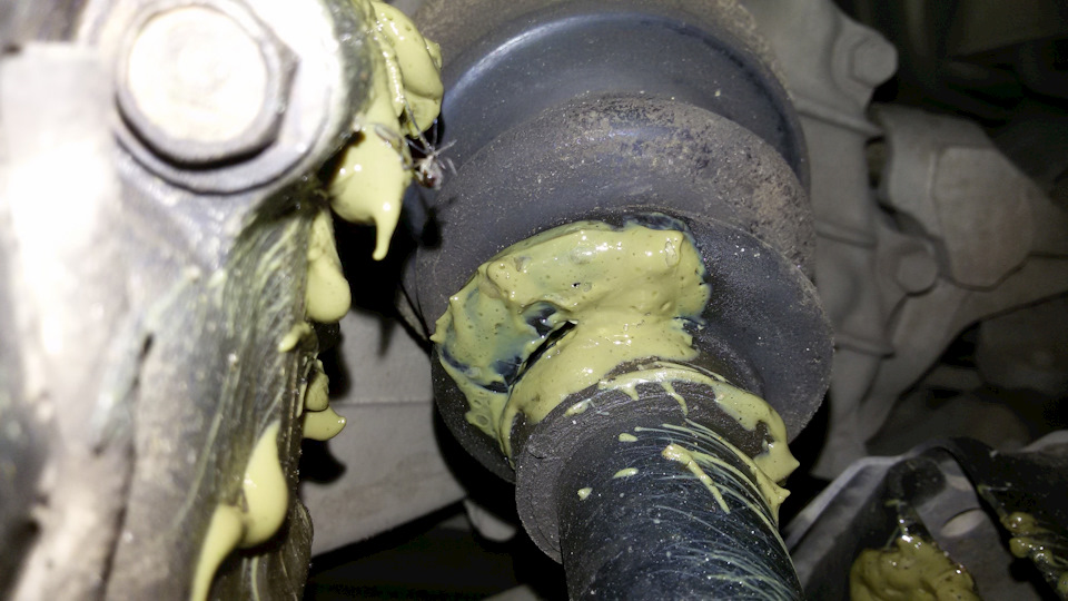 лопнул пыльник, причем либо с утра, когда ехали в гараж, либо во время последней поездки. — Honda CR-V (RD4/RD5/RD6/RD7)