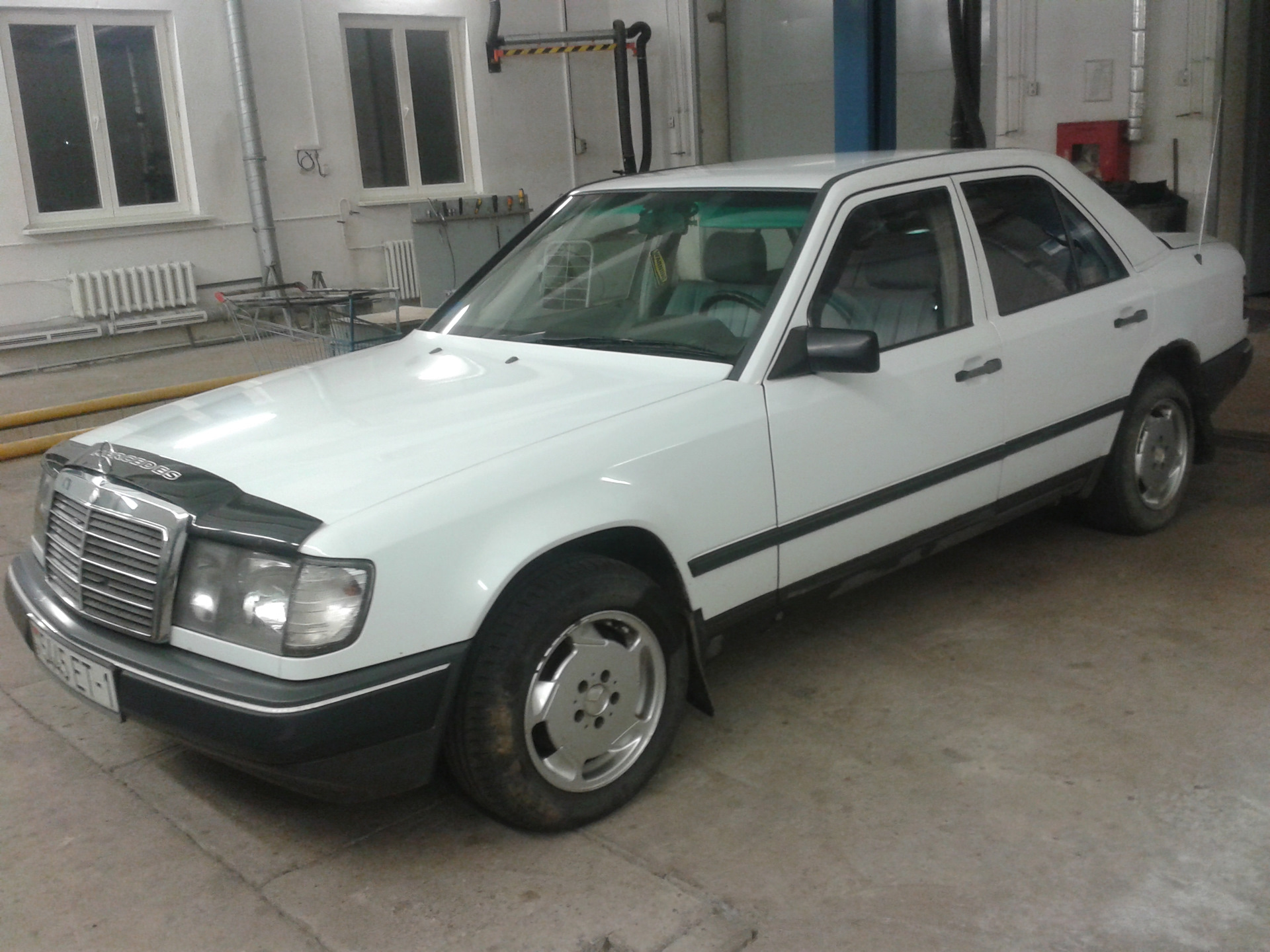 Мерседес 1988. Mercedes w124 1988г. Мерседес 1988г.