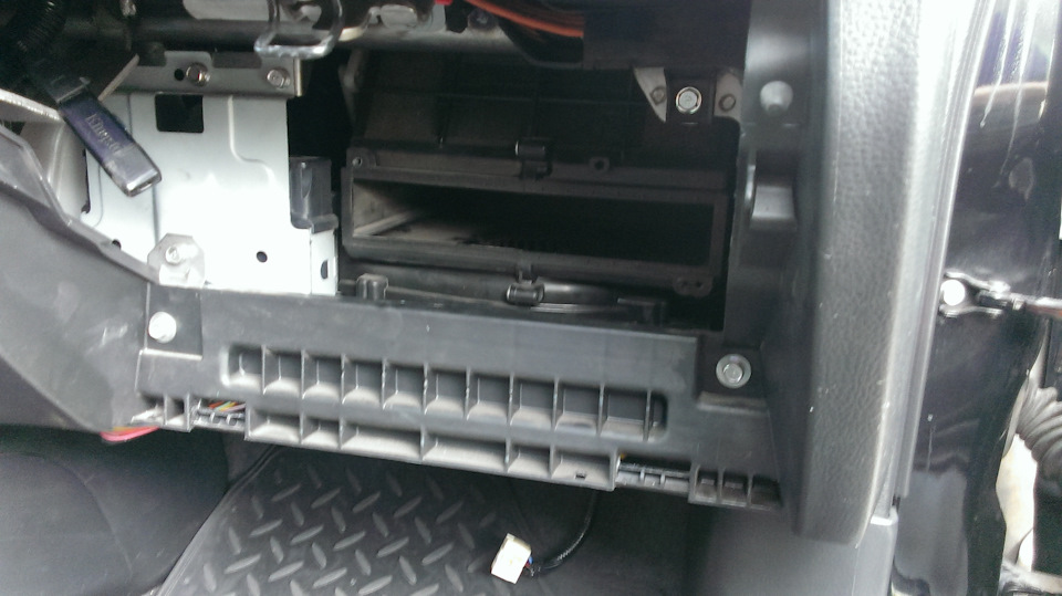 Что может греметь в бардачке — Mitsubishi Lancer IX, 2 л, 2007 года ...