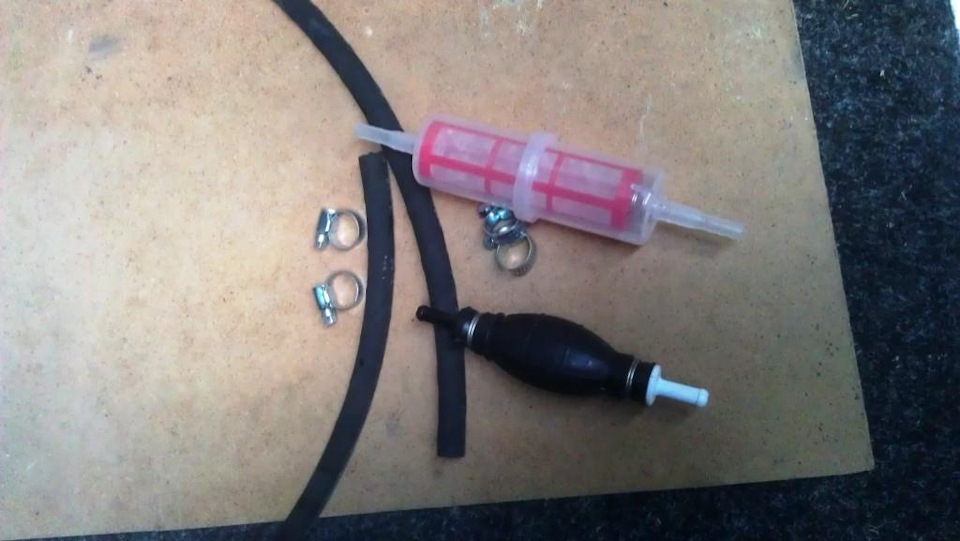 Замена шланга подачи топлива и установка груши подкачки топлива и ...