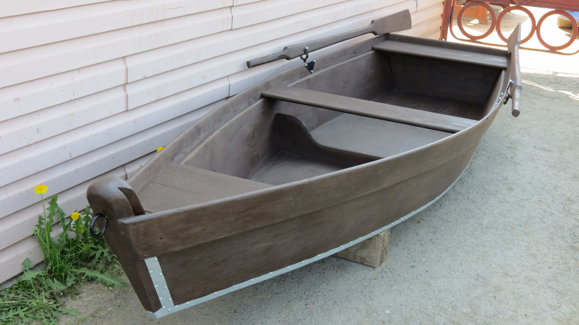 Лодки бу краснодарский край. Лодка деревянная. Лодка Рыбацкая деревянная. Рыбак на деревянной лодке. Лодки рыбаков деревянные.