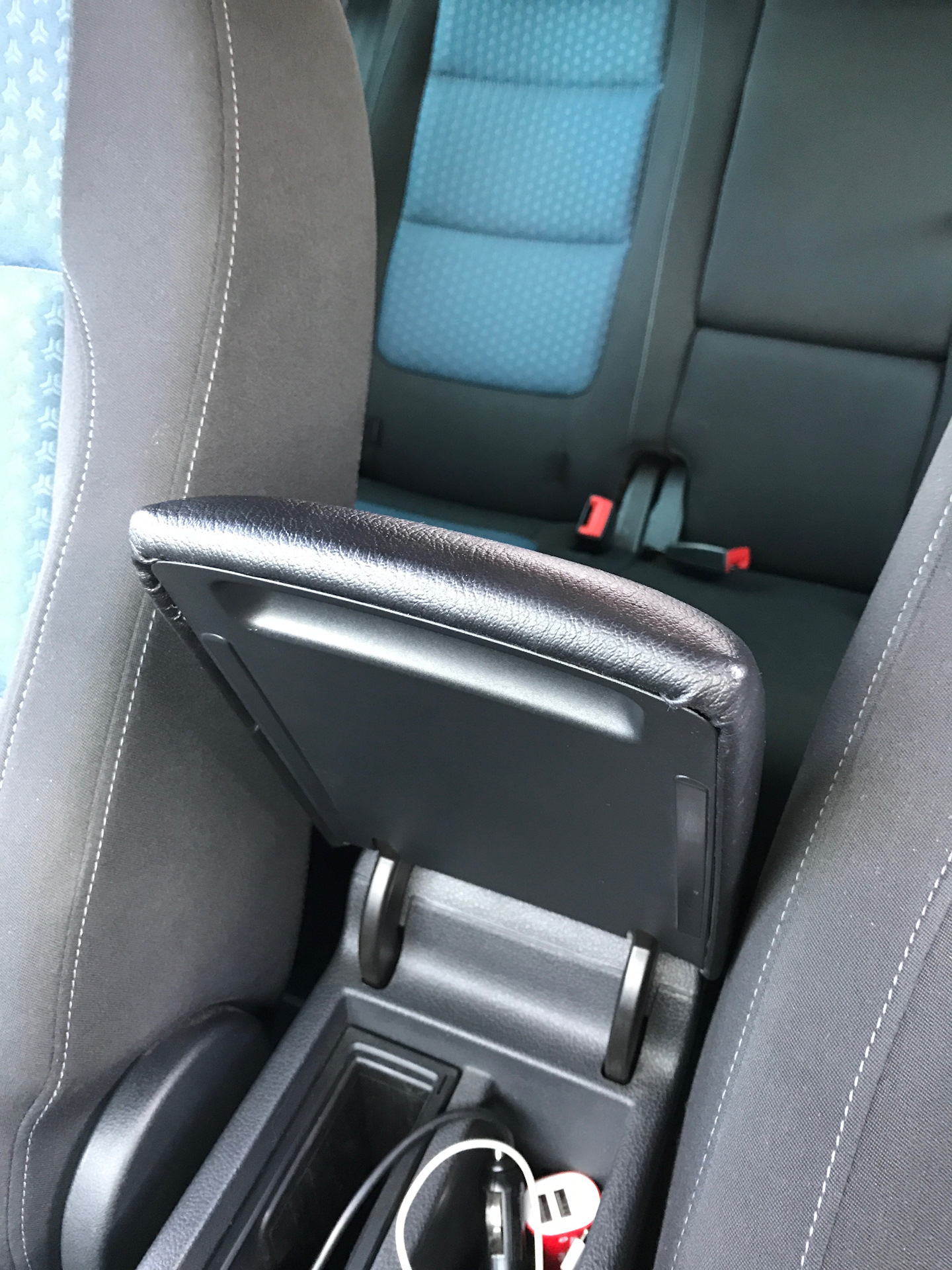 Как снять подлокотник на фольксваген тигуан Обтяжка подлокотника кожзамом - Volkswagen Tiguan (1G), 2 л, 2013 года стайлинг 