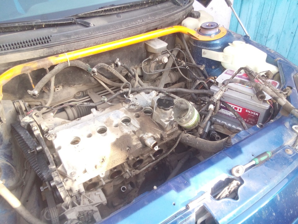 Масло в колодцах свечей — Lada 21124, 1,6 л, 2007 года | своими руками ...