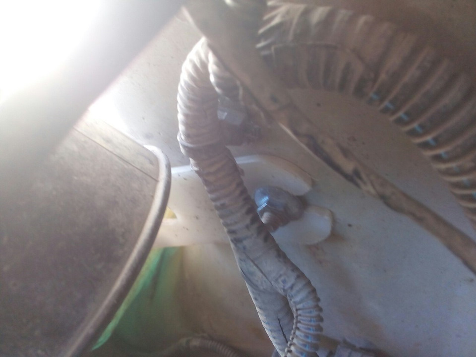 Замена лампочки ближнего света на правой фаре — Lada Калина седан, 1,4 ...