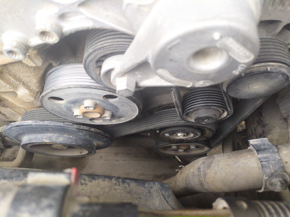 Замена наружней гранаты, приводного ремня — Volkswagen Touareg (1G), 3 ...