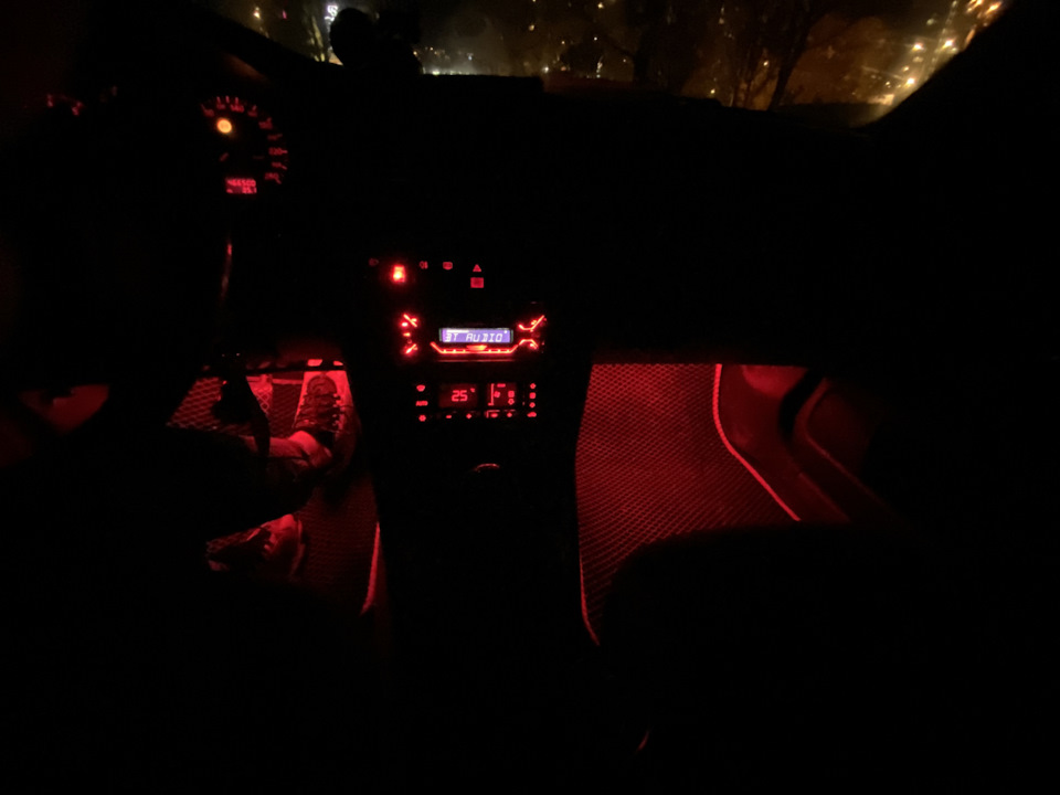 Колхоз в виде подсветки в ноги — Audi A4 Avant (B5), 1,8 л., 1997 года ...
