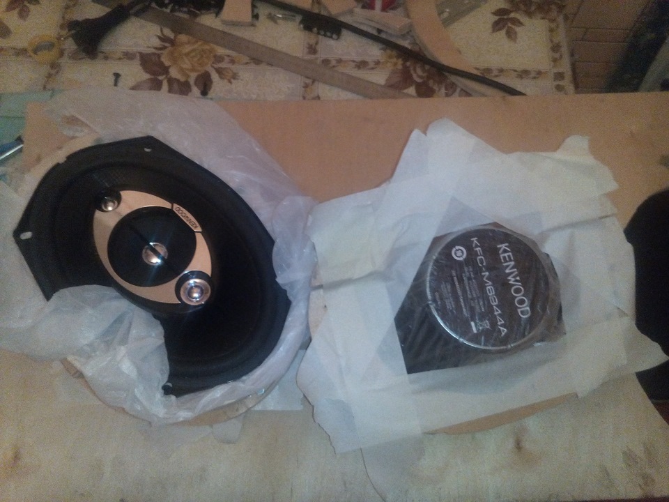 подиум накрыл пакетом, вставид динамик, с низу скотчем малярным заклеел, чтоб пена не вываливалась. — Mitsubishi Lancer X