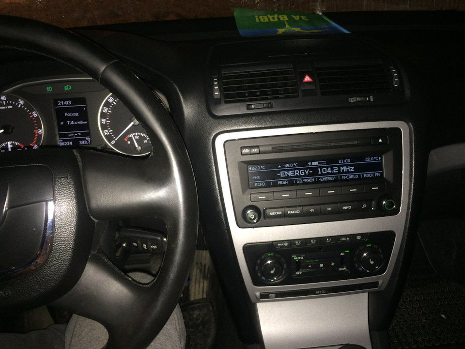 Заменил магнитолу на оригинал. — Skoda Octavia A5 Mk2, 1,8 л, 2013 года ...