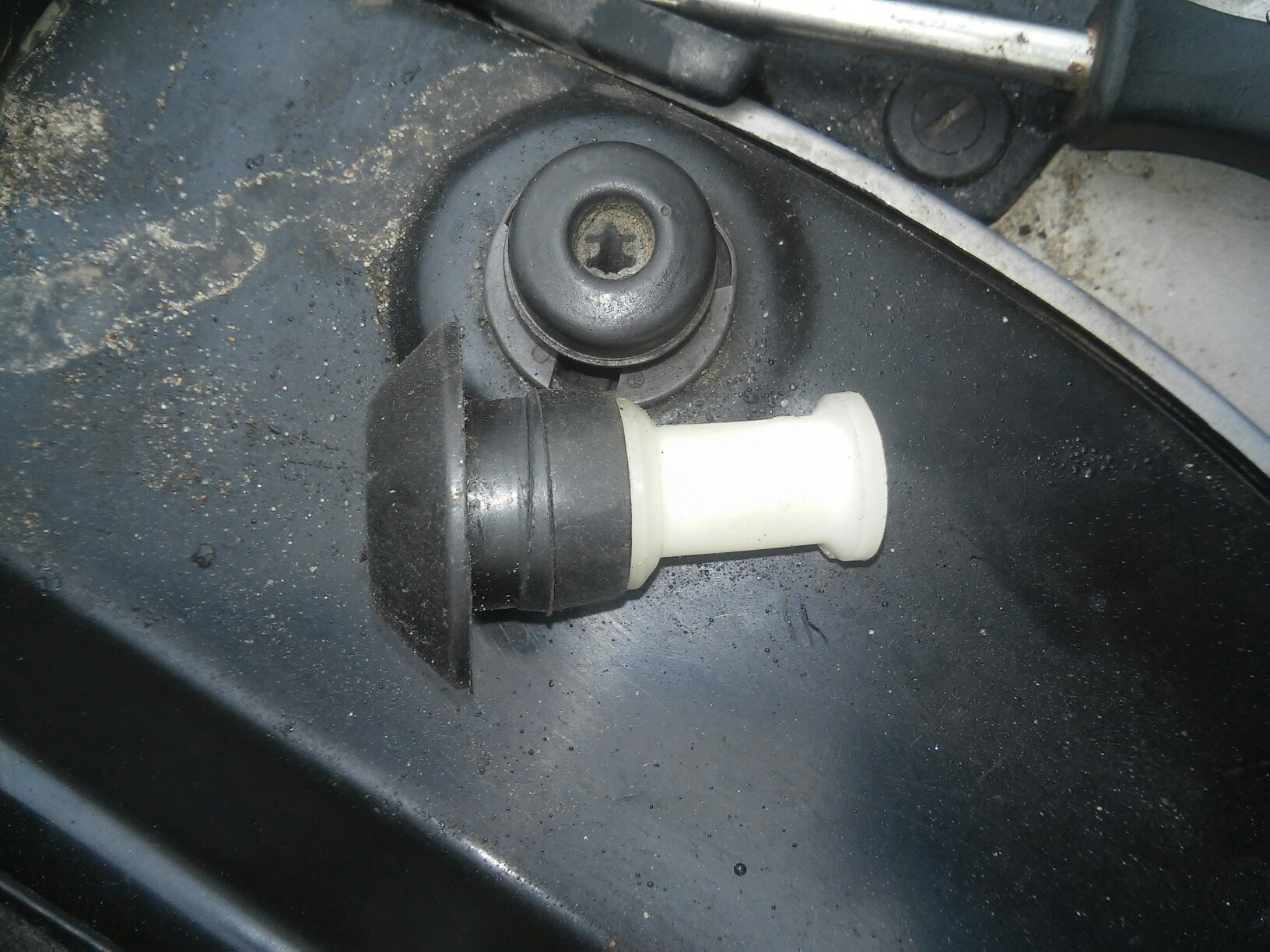 Ремонт креплений декоративной крышки двигателя — Renault Vel Satis, 2,2 ...