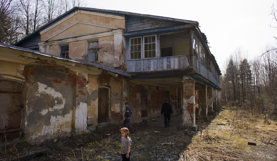 Гуляем по хозяйственной части — все постройки в относительно нормальном состоянии, часть дверей заперты. — УАЗ 315195 Hunter