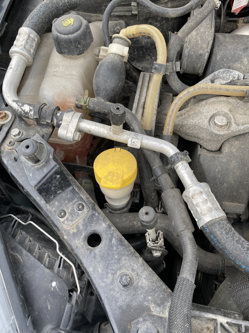Крышка бачка омывателя. — Renault Megane III, 1,5 л, 2011 года ...