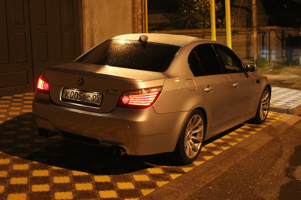 Золотая м5. BMW m5 e60. BMW m5 e60 Gold. BMW m5 e60 2006. БМВ м5 е60 Дагестан.