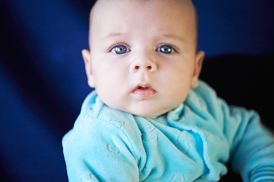 Ребенок. Немного малыша. Довольный маленький ребенок. Ребенок улыбается. Малыш.