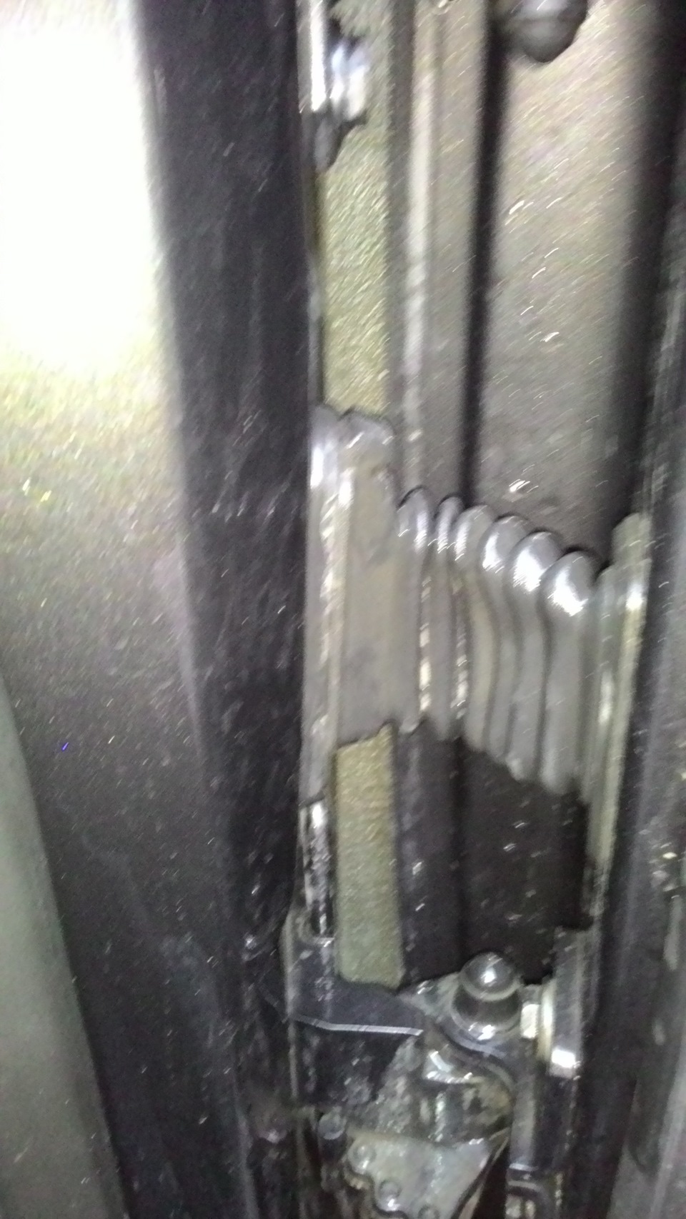 Вот эта резинка, хотя внешне она плотно сидит, на самом деле нет. — Volkswagen Passat Variant (B6)