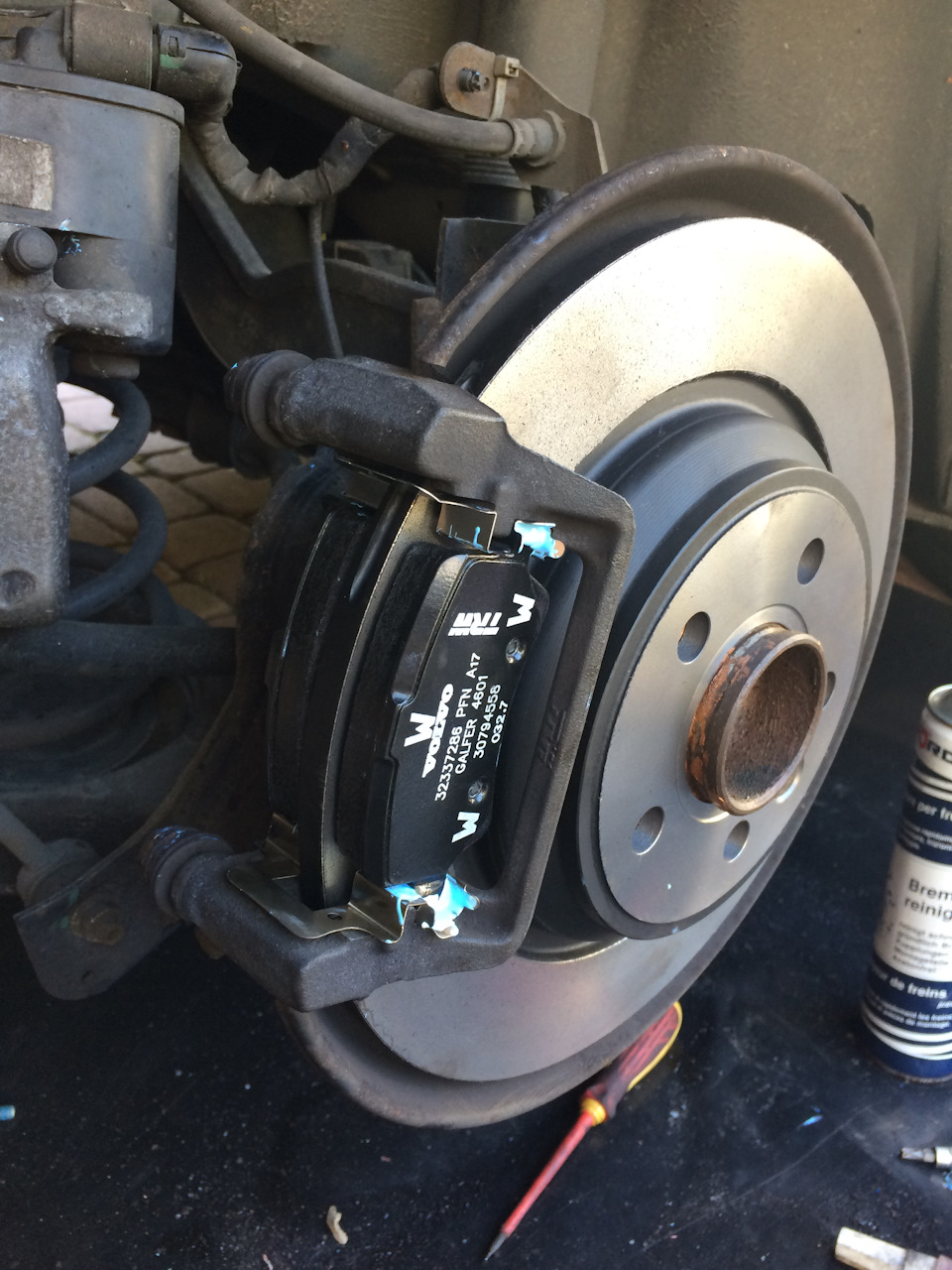 Замена тормозных дисков и колодок (электрический ручник) — Volvo S60 ...