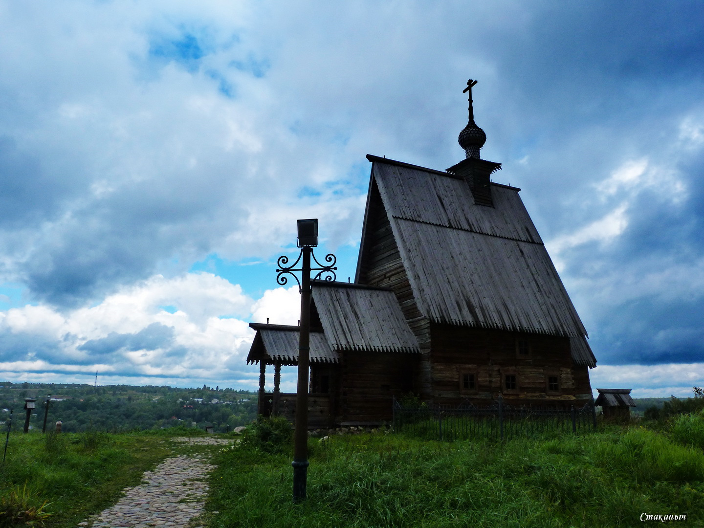 Деревня рядом с плесом