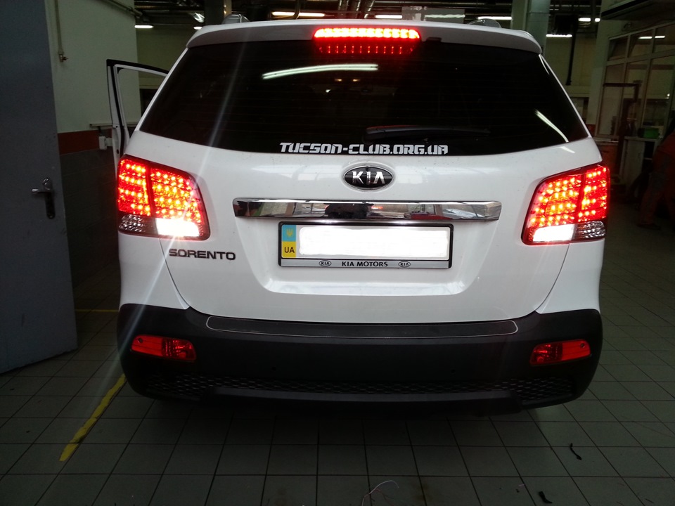 Задние отличаются. Kia Sorento 2012 сзади. Kia Sorento 2017 фонари зад. Задние лампы в Киа Соренто 2. Киа Соренто 2 2014 задние фонари светодиодные.